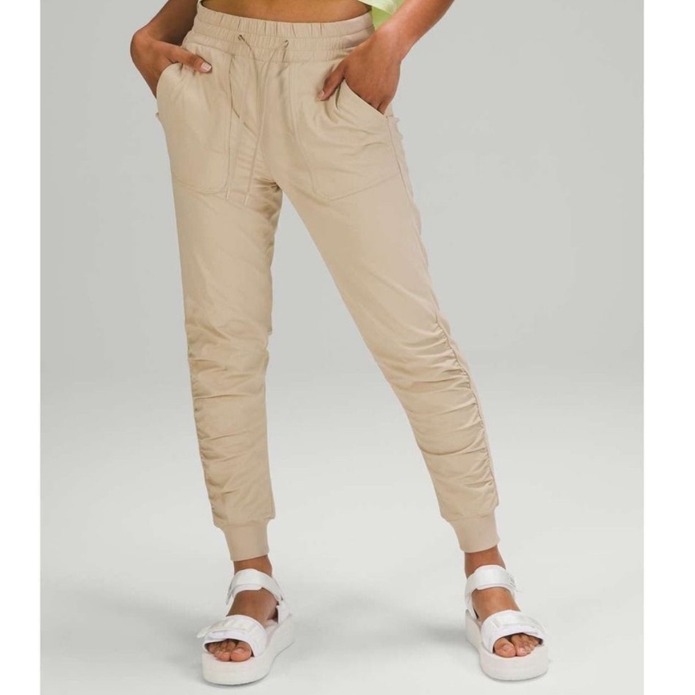Lululemon. Wound the Studio 7/8 jogger-never worn!